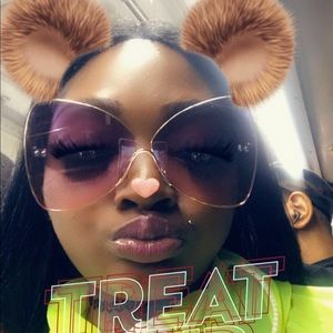 Meet your Posher, Tiara